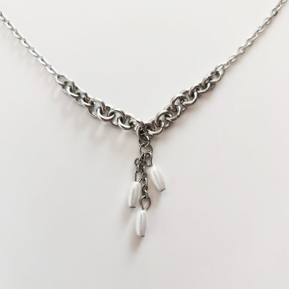 Antique white pearl necklace with a small silver chain - Picture 5 of 7